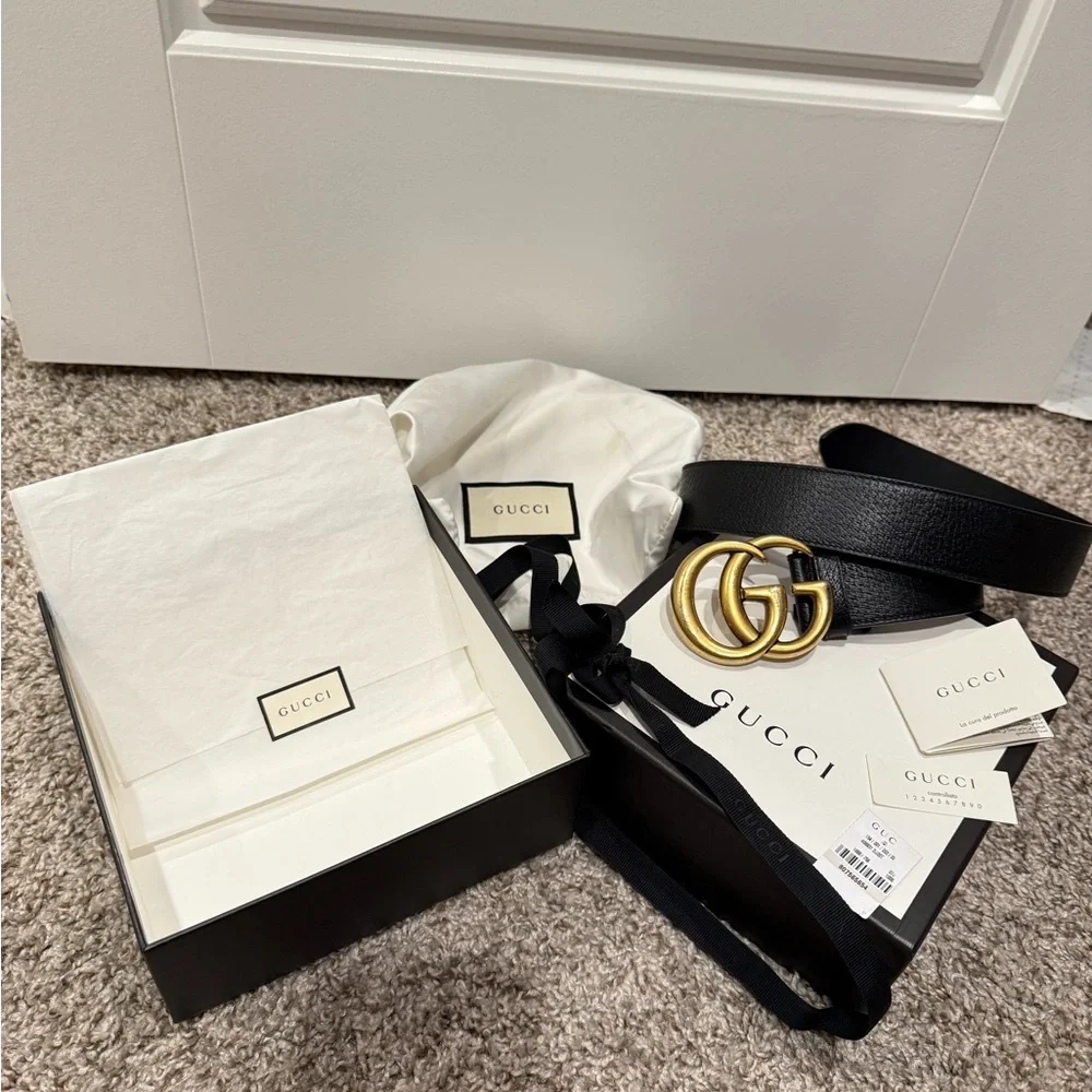 Gucci Women's Black Leather Belt with Gold GG Buckle - Picture 2 of 5